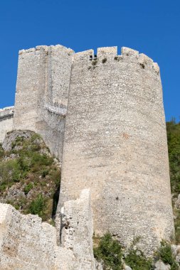 GOLUBAC, SERBIA - 11 Ağustos 2019: Golubac Kalesi - Sırbistan 'ın Tuna Nehri kıyısındaki ortaçağ güçlendirilmiş kasaba