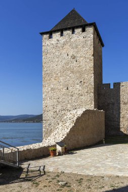 GOLUBAC, SERBIA - 11 Ağustos 2019: Golubac Kalesi - Sırbistan 'ın Tuna Nehri kıyısındaki ortaçağ güçlendirilmiş kasaba