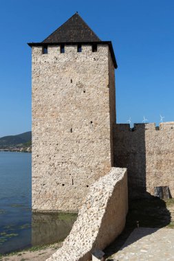 GOLUBAC, SERBIA - 11 Ağustos 2019: Golubac Kalesi - Sırbistan 'ın Tuna Nehri kıyısındaki ortaçağ güçlendirilmiş kasaba