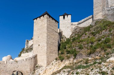 GOLUBAC, SERBIA - 11 Ağustos 2019: Golubac Kalesi - Sırbistan 'ın Tuna Nehri kıyısındaki ortaçağ güçlendirilmiş kasaba