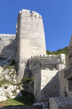 GOLUBAC, SERBIA - 11 Ağustos 2019: Golubac Kalesi - Sırbistan 'ın Tuna Nehri kıyısındaki ortaçağ güçlendirilmiş kasaba