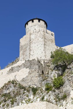 GOLUBAC, SERBIA - 11 Ağustos 2019: Golubac Kalesi - Sırbistan 'ın Tuna Nehri kıyısındaki ortaçağ güçlendirilmiş kasaba