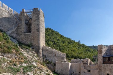 GOLUBAC, SERBIA - 11 Ağustos 2019: Golubac Kalesi - Sırbistan 'ın Tuna Nehri kıyısındaki ortaçağ güçlendirilmiş kasaba