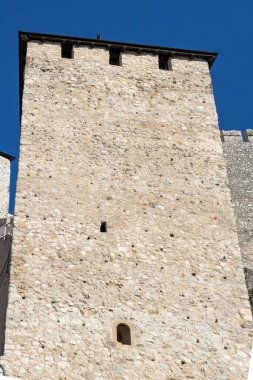 GOLUBAC, SERBIA - 11 Ağustos 2019: Golubac Kalesi - Sırbistan 'ın Tuna Nehri kıyısındaki ortaçağ güçlendirilmiş kasaba