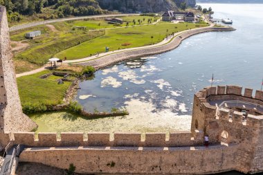 GOLUBAC, SERBIA - 11 Ağustos 2019: Golubac Kalesi - Sırbistan 'ın Tuna Nehri kıyısındaki ortaçağ güçlendirilmiş kasaba
