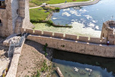 GOLUBAC, SERBIA - 11 Ağustos 2019: Golubac Kalesi - Sırbistan 'ın Tuna Nehri kıyısındaki ortaçağ güçlendirilmiş kasaba