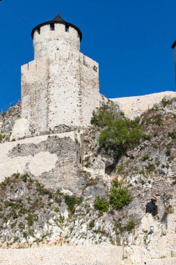 GOLUBAC, SERBIA - 11 Ağustos 2019: Golubac Kalesi - Sırbistan 'ın Tuna Nehri kıyısındaki ortaçağ güçlendirilmiş kasaba