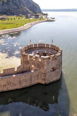 GOLUBAC, SERBIA - 11 Ağustos 2019: Golubac Kalesi - Sırbistan 'ın Tuna Nehri kıyısındaki ortaçağ güçlendirilmiş kasaba