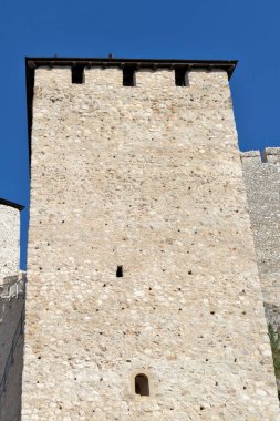 GOLUBAC, SERBIA - 11 Ağustos 2019: Golubac Kalesi - Sırbistan 'ın Tuna Nehri kıyısındaki ortaçağ güçlendirilmiş kasaba
