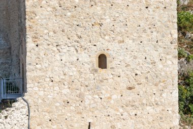 GOLUBAC, SERBIA - 11 Ağustos 2019: Golubac Kalesi - Sırbistan 'ın Tuna Nehri kıyısındaki ortaçağ güçlendirilmiş kasaba