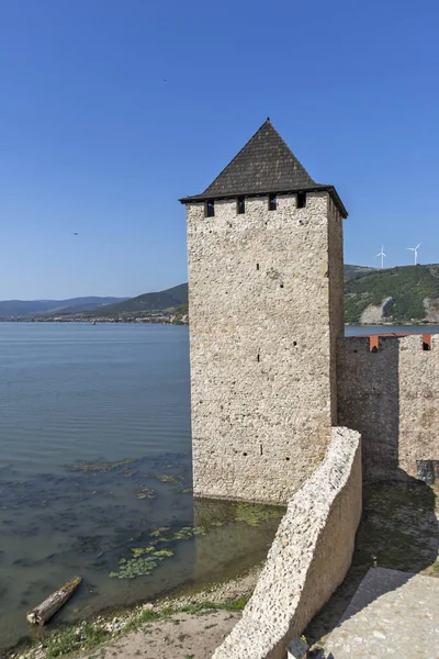 GOLUBAC, SERBIA - 11 Ağustos 2019: Golubac Kalesi - Sırbistan 'ın Tuna Nehri kıyısındaki ortaçağ güçlendirilmiş kasaba