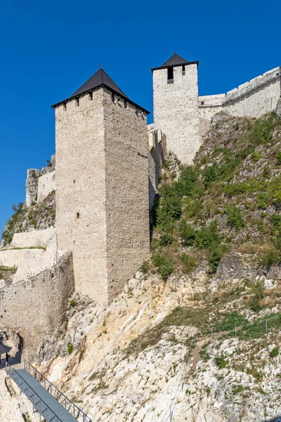 GOLUBAC, SERBIA - 11 Ağustos 2019: Golubac Kalesi - Sırbistan 'ın Tuna Nehri kıyısındaki ortaçağ güçlendirilmiş kasaba