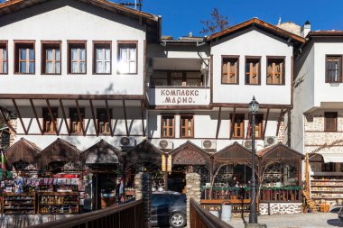 MELNIK, BULGARIA - 31 Aralık 2019: Bulgaristan 'ın Blagoevgrad bölgesindeki Melnik kasabasındaki tipik sokak ve eski evler