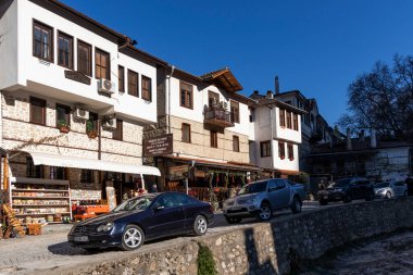 MELNIK, BULGARIA - 31 Aralık 2019: Bulgaristan 'ın Blagoevgrad bölgesindeki Melnik kasabasındaki tipik sokak ve eski evler