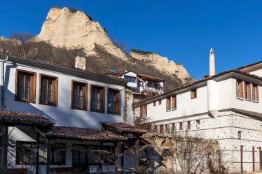 MELNIK, BULGARIA - 31 Aralık 2019: Bulgaristan 'ın Blagoevgrad bölgesindeki Melnik kasabasındaki tipik sokak ve eski evler