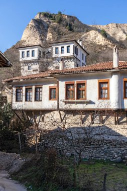 MELNIK, BULGARIA - 31 Aralık 2019: Bulgaristan 'ın Blagoevgrad bölgesindeki Melnik kasabasındaki tipik sokak ve eski evler