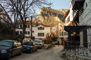 MELNIK, BULGARIA - 31 Aralık 2019: Bulgaristan 'ın Blagoevgrad bölgesindeki Melnik kasabasındaki tipik sokak ve eski evler