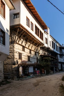 MELNIK, BULGARIA - 31 Aralık 2019: Bulgaristan 'ın Blagoevgrad bölgesindeki Melnik kasabasındaki tipik sokak ve eski evler