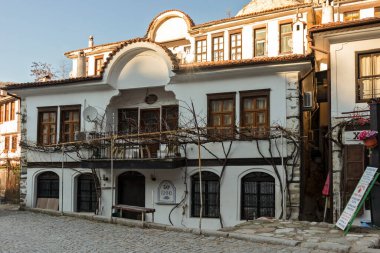 MELNIK, BULGARIA - 31 Aralık 2019: Bulgaristan 'ın Blagoevgrad bölgesindeki Melnik kasabasındaki tipik sokak ve eski evler