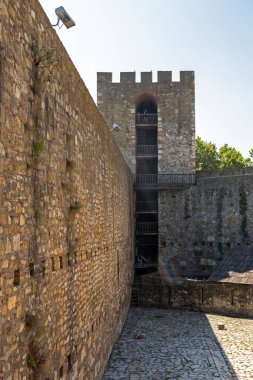 SMEDEREVO, SERBIA - 12 Ağustos 2019: Sırbistan 'ın Smederevo kentindeki Tuna Nehri kıyısındaki Kale Harabeleri