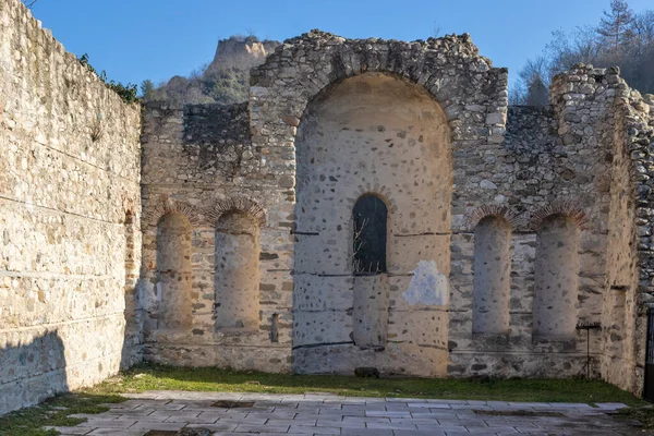 MELNIK, BULGARIA - 31 Aralık 2019: Bulgaristan 'ın Blagoevgrad bölgesindeki Melnik kasabasındaki tipik sokak ve eski evler
