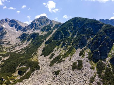 Bulgaristan 'ın Yalovarnika zirvesi yakınlarındaki Pirin Dağı' nın şaşırtıcı hava manzarası