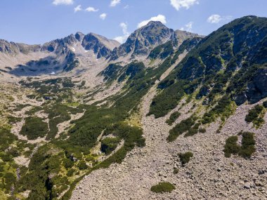 Bulgaristan 'ın Yalovarnika zirvesi yakınlarındaki Pirin Dağı' nın şaşırtıcı hava manzarası