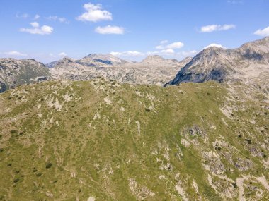 Bulgaristan 'ın Yalovarnika zirvesi yakınlarındaki Pirin Dağı' nın şaşırtıcı hava manzarası