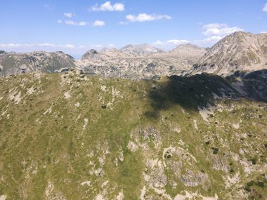 Bulgaristan 'ın Yalovarnika zirvesi yakınlarındaki Pirin Dağı' nın şaşırtıcı hava manzarası