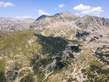 Bulgaristan 'ın Yalovarnika zirvesi yakınlarındaki Pirin Dağı' nın şaşırtıcı hava manzarası