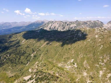 Bulgaristan 'ın Yalovarnika zirvesi yakınlarındaki Pirin Dağı' nın şaşırtıcı hava manzarası