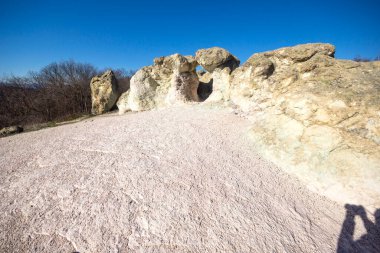 Bulgaristan 'ın Kardzhali bölgesindeki Beli plast köyü yakınlarındaki Kaya oluşumlu Mantar Mantarları