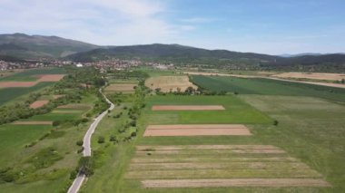 Bulgaristan 'ın Sofya bölgesindeki Godech kasabası yakınlarındaki kırsal arazinin bahar havası manzarası