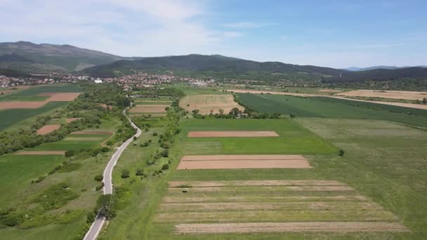 保加利亚索菲亚地区Godech镇附近农村土地的春季空中景观 — 图库视频影像
