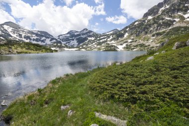 Bulgaristan 'ın Popovo Gölü yakınlarındaki Pirin Dağı' nın İnanılmaz Yaz Manzarası