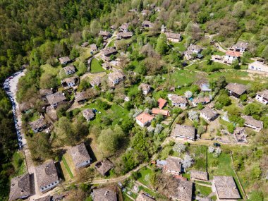 Bulgaristan 'ın Gabrovo bölgesinin Bozhentsi köyünün Aerial Spring manzarası
