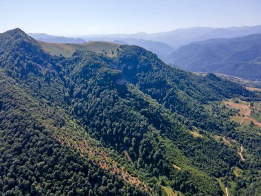 Bulgaristan 'ın Lovech bölgesinin Teteven kasabası yakınlarındaki Balkan Dağı' nın hava manzarası