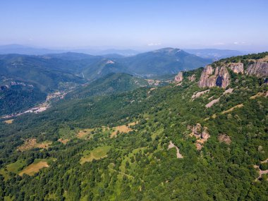 Bulgaristan 'ın Lovech bölgesinin Teteven kasabası yakınlarındaki Balkan Dağı' nın hava manzarası