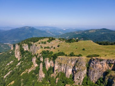 Bulgaristan 'ın Lovech bölgesinin Teteven kasabası yakınlarındaki Balkan Dağı' nın hava manzarası