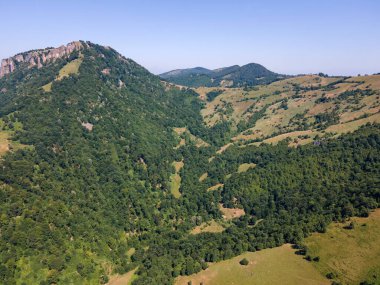 Bulgaristan 'ın Lovech bölgesinin Teteven kasabası yakınlarındaki Balkan Dağı' nın hava manzarası