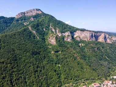 Bulgaristan 'ın Lovech bölgesinin Teteven kasabası yakınlarındaki Balkan Dağı' nın hava manzarası
