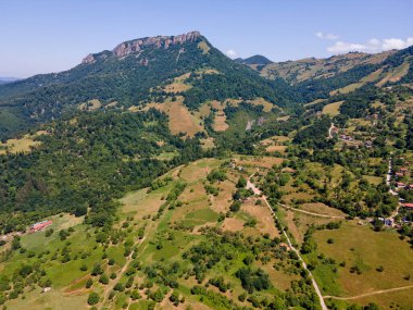 Bulgaristan 'ın Lovech bölgesinin Teteven kasabası yakınlarındaki Balkan Dağı' nın hava manzarası