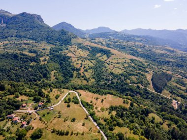 Bulgaristan 'ın Lovech bölgesinin Teteven kasabası yakınlarındaki Balkan Dağı' nın hava manzarası