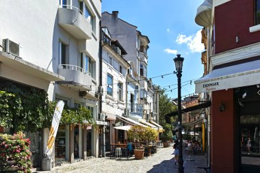 PLOVDIV, BULGARIA - 2 AĞUSTOS 2022: Bulgaristan 'ın Filibe kentinin yaya caddelerindeki evler