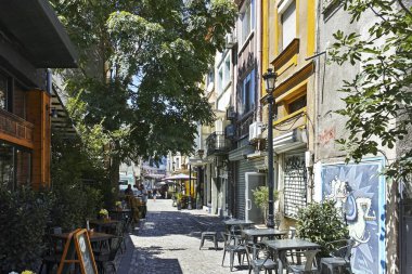 PLOVDIV, BULGARIA - 2 AĞUSTOS 2022: Bulgaristan 'ın Filibe kentinin yaya caddelerindeki evler