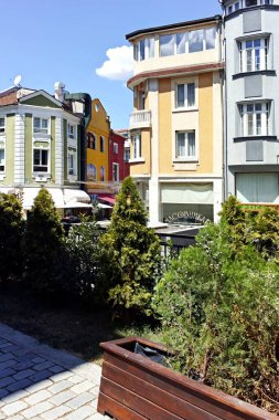 PLOVDIV, BULGARIA - 2 AĞUSTOS 2022: Bulgaristan 'ın Filibe kentinin yaya caddelerindeki evler