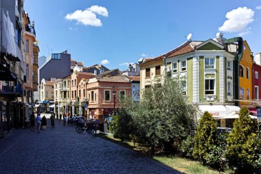 PLOVDIV, BULGARIA - 2 AĞUSTOS 2022: Bulgaristan 'ın Filibe kentinin yaya caddelerindeki evler
