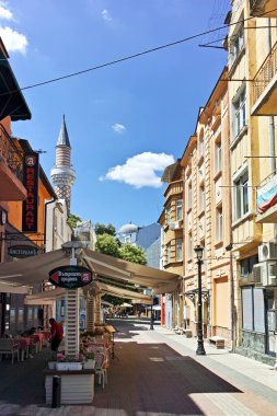 PLOVDIV, BULGARIA - 2 AĞUSTOS 2022: Bulgaristan 'ın Filibe kentinin yaya caddelerindeki evler