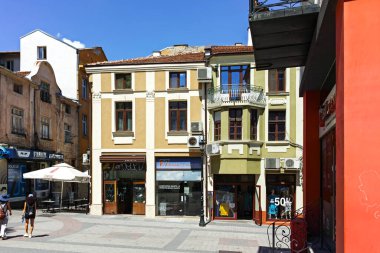 PLOVDIV, BULGARIA - 2 AĞUSTOS 2022: Bulgaristan 'ın Filibe kentinin yaya caddelerindeki evler