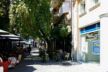 PLOVDIV, BULGARIA - 2 AĞUSTOS 2022: Bulgaristan 'ın Filibe kentinin yaya caddelerindeki evler